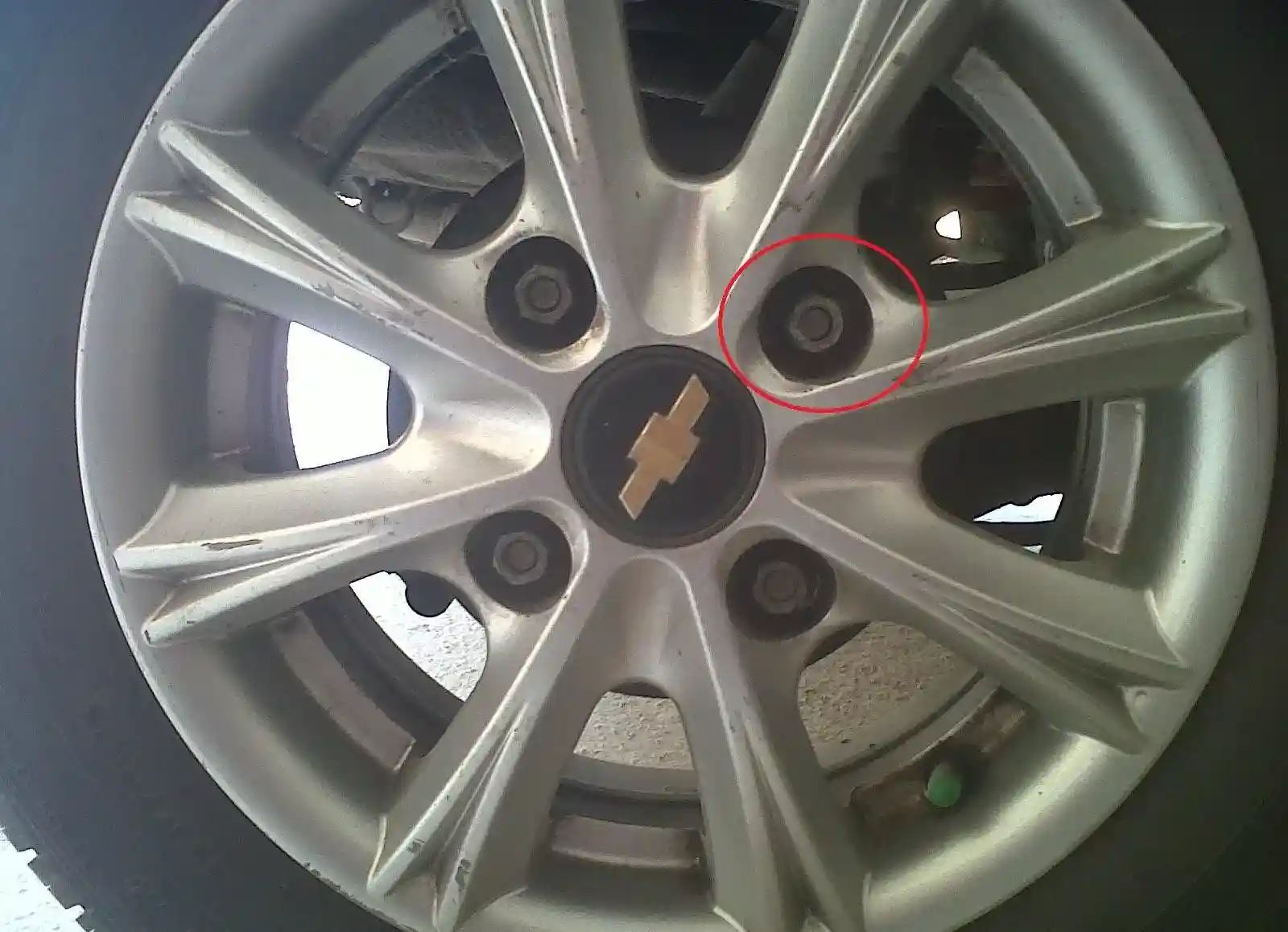 Rounded locking wheel nut that cannot be turned